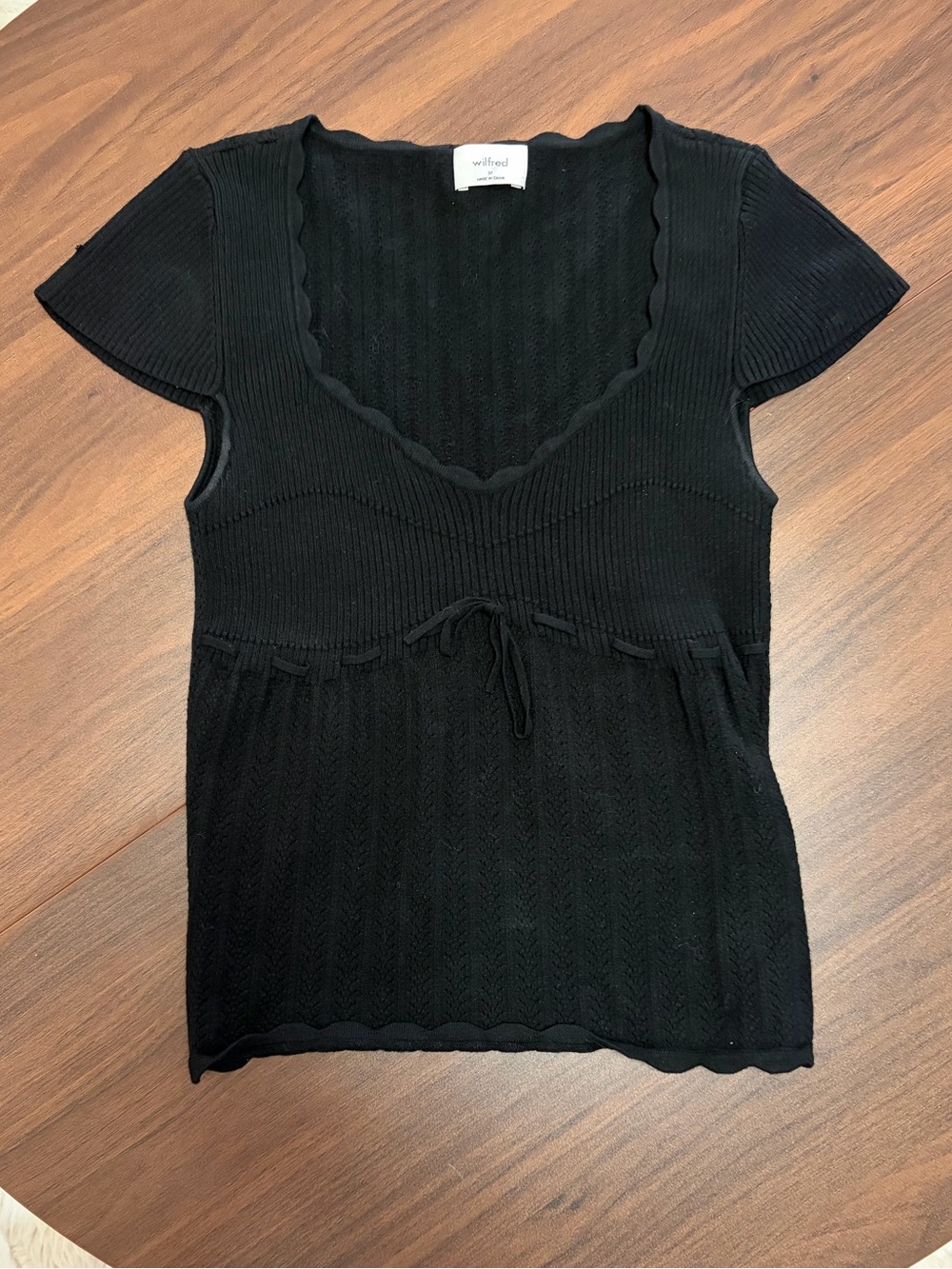 Wilfred Black Scalloped V-Neck Short Sleeve Knit Top